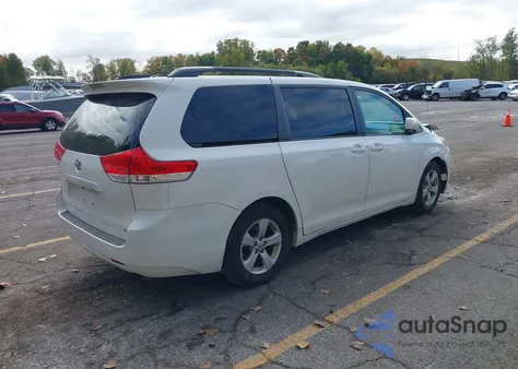 2013 Toyota Sienna Le V6 8 Passenger z USA, uszkodzony, nr VIN 5TDKK3DC4DS325259